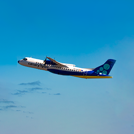 Avión de Canaryfly despegando